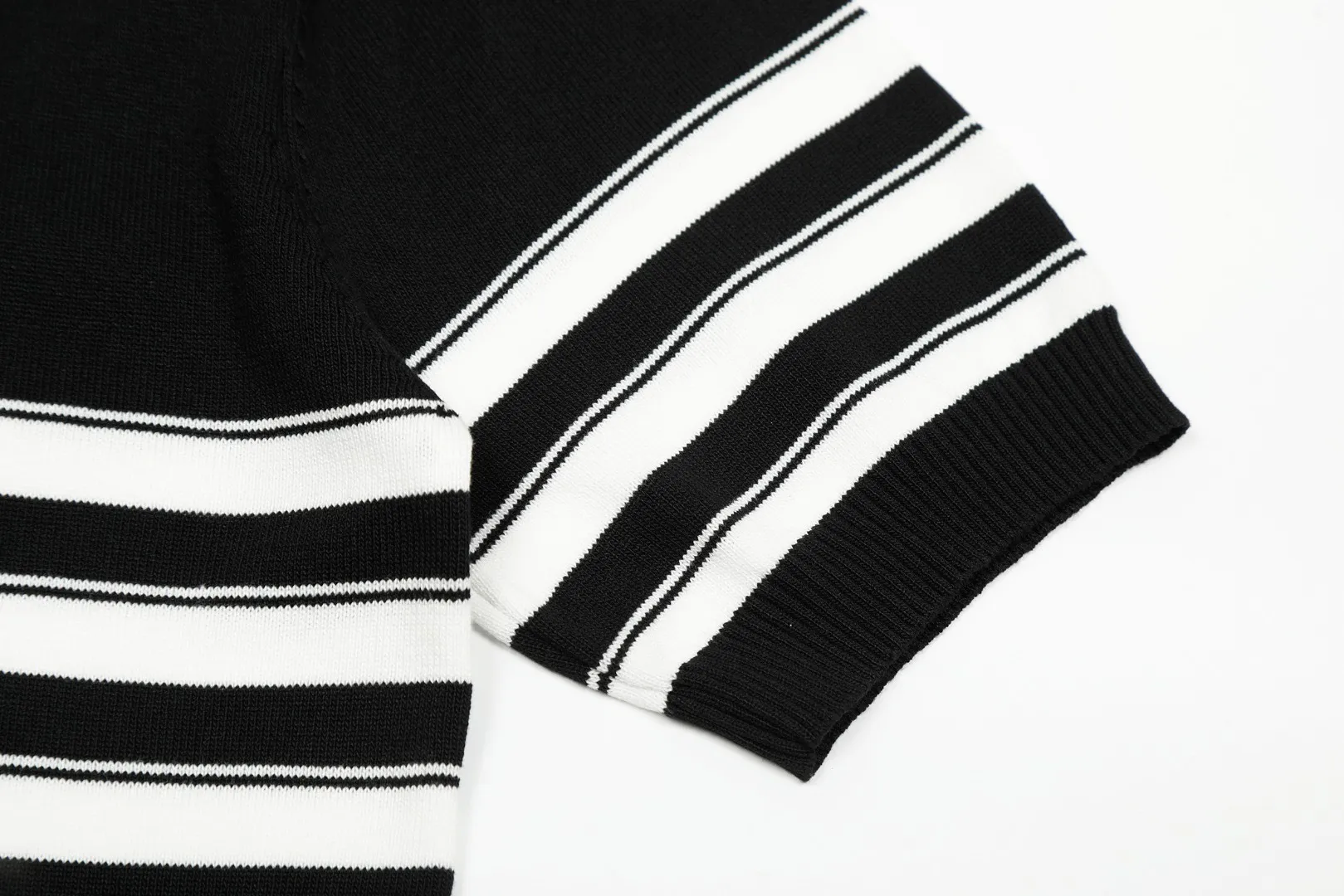 P160 💰 "Top quality" Style number: DS611# (on sale all year round) [Ralph Lauren striped pony embroidered small V-neck knitted POLO short sleeves] ✅Ralph Lauren pinstriped small V-neck ice silk knitted POLO lapel short sleeves ✅Main supply platform live broadcast Wholesale entities ✅ZP quality 1:1 version Scan the code to enter the GF website Counter quality ✅Detailed quality The only one in Guangzhou Imported quality cotton yarn Focus on high-end, cost-effective, and good quality. Needless to say, the version is restored to the original. Loose, comfortable and stress-free. Simple is high-end. Classic is eternal. ✅The upper body is simple and easy to match. A must-have for men and women. Good-looking clothes are never picky. A must-have in the wardrobe. Size: S-XL. Color: Black, White, Green.